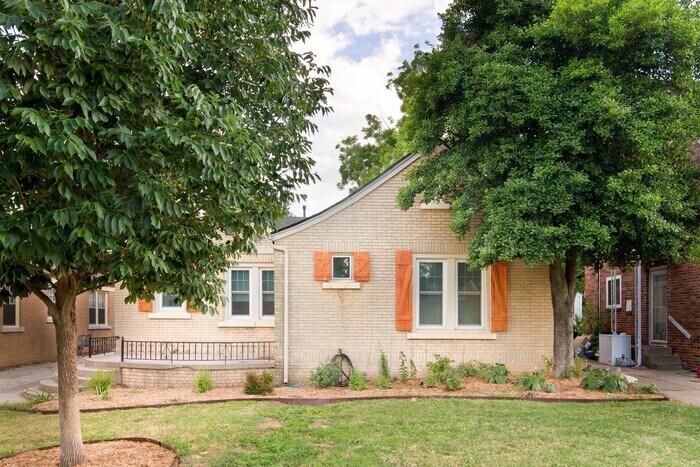 Foto principal - 2 Bed 1 Bath Detached 2 Car Garage in Denn...
