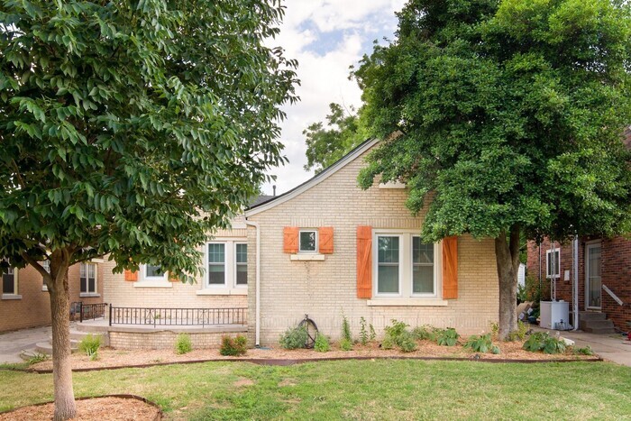 Primary Photo - 2 Bed 1 Bath Detached 2 Car Garage in Denn...