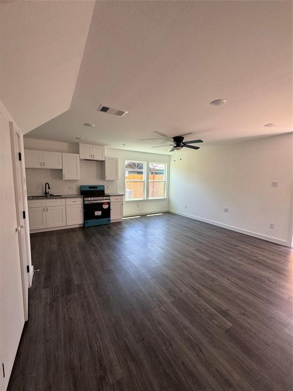 Foto del edificio - 8220 Bigwood St