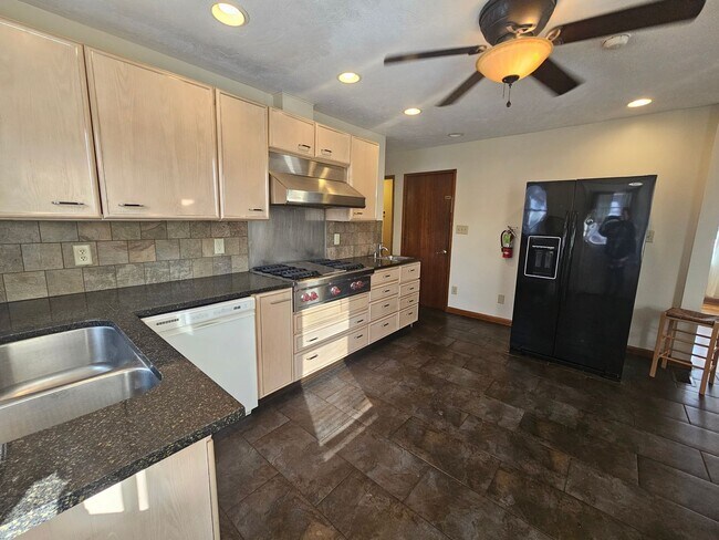 Foto del edificio - 120 Luther Ave