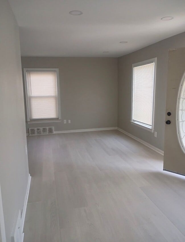 Building Photo - 3 Bedroom, 1 Bath