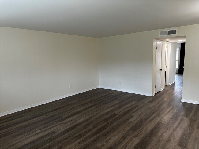 Building Photo - 10378 Briar Forest Dr