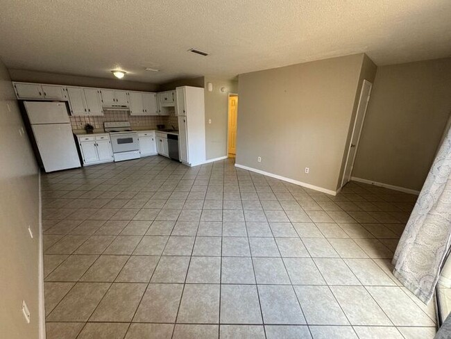 Building Photo - Gulf Breeze - Greenbriar Estates - 2 bedro...