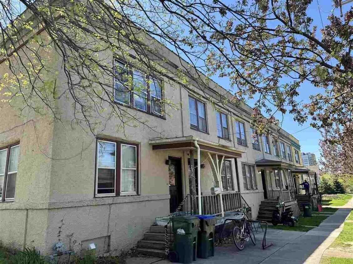 Foto principal - 727 E Washington St
