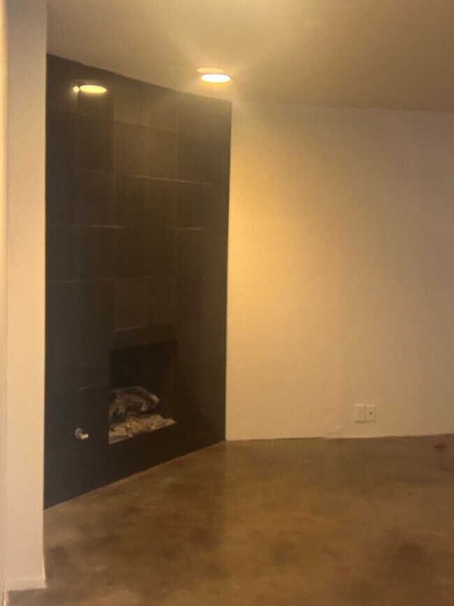 Building Photo - 4 BEDROOMS  2 brand new bathrooms with SPARKLING Pool \ $2795.00/MO