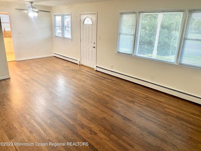 Foto del edificio - 1406 Treeneedle Rd