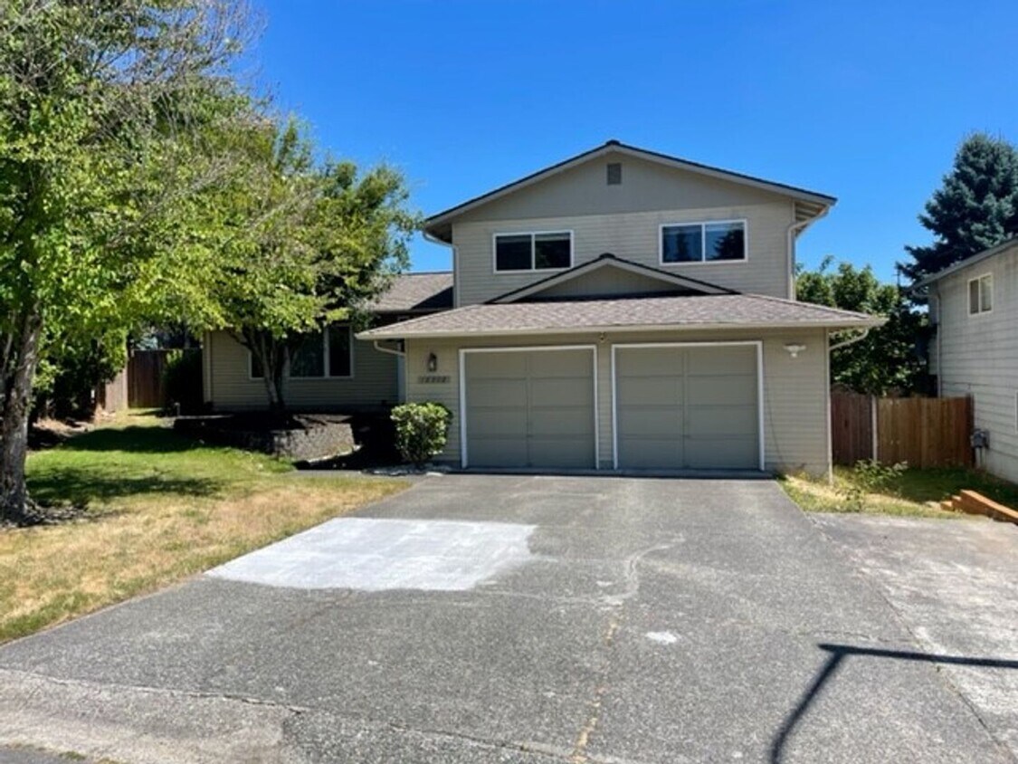 Foto principal - Beautifully Updated Home with Large Yard a...