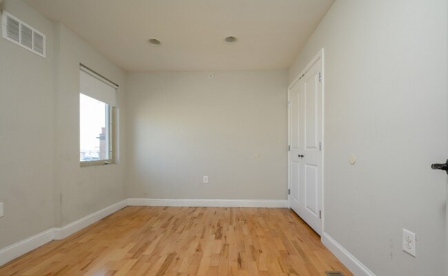 Building Photo - 422 N 40th St