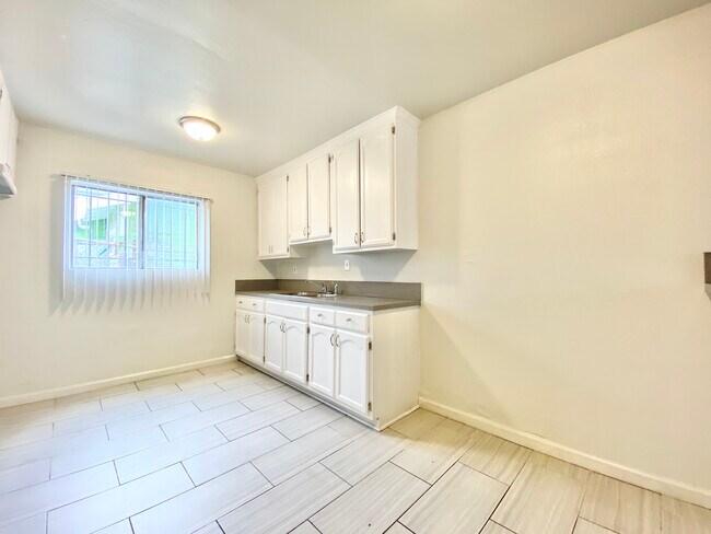 Building Photo - 918 W 66th St