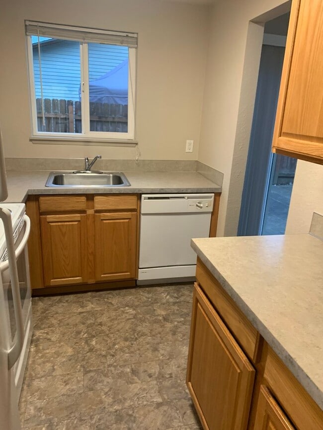 Building Photo - Downtown Puyallup Duplex