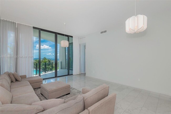 Building Photo - 2821 S Bayshore Dr