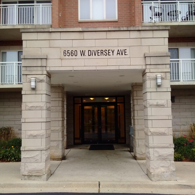 Edificio de entrada principal - 6560 W Diversey Ave