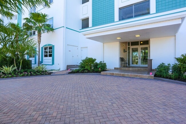 Building Photo - ** CARRIAGE CLUB PRIVATE CONDO ON THE BEAC...