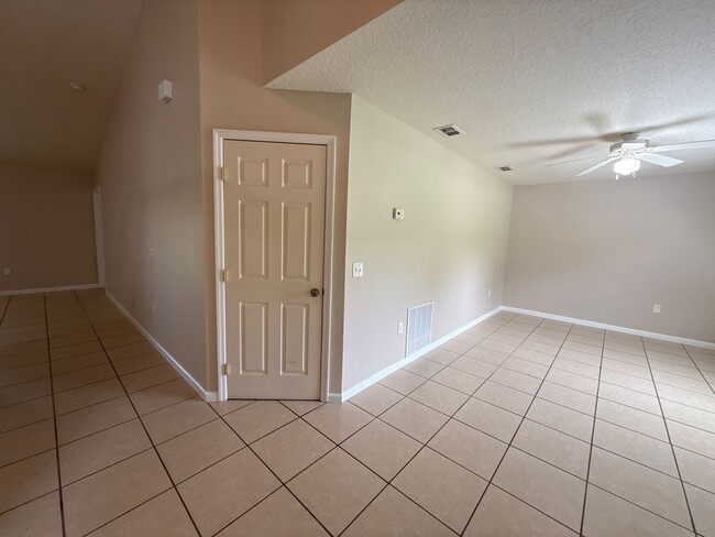 Foto del edificio - SILVER SPRINGS SHORES 3/2/2