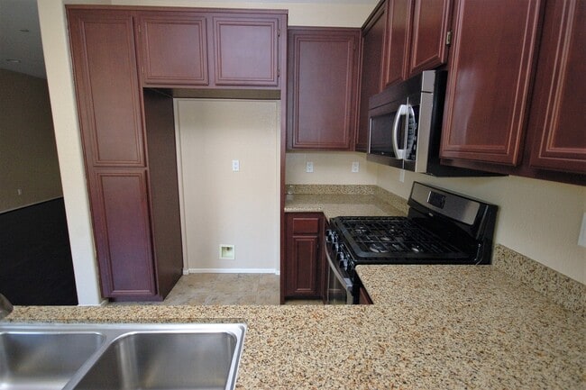 Foto del edificio - Tri-level Riverwalk Townhouse in Santee