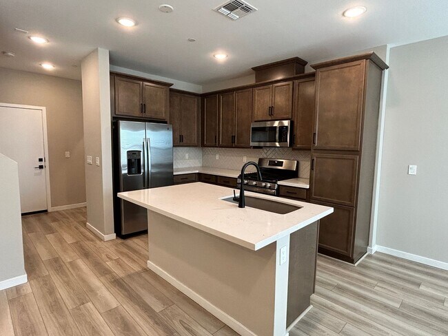Foto del edificio - Modern 3-Bedroom Townhome in Gated Layton Lakes – Updated & Move-In Ready!