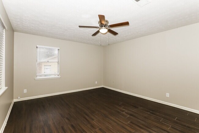 Foto del edificio - 243 Sedgefield Dr