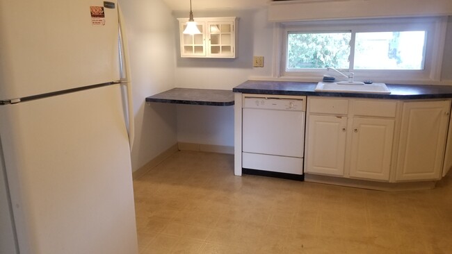 Kitchen - 4607 James St