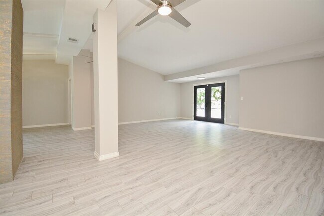 Foto del edificio - 5235 Kingfisher Dr