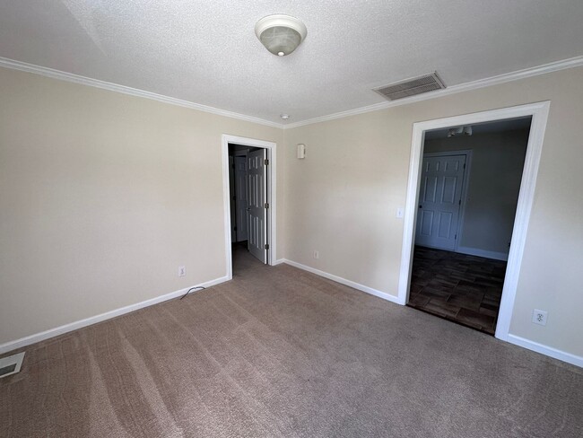 Building Photo - 327 Pinecliff Dr