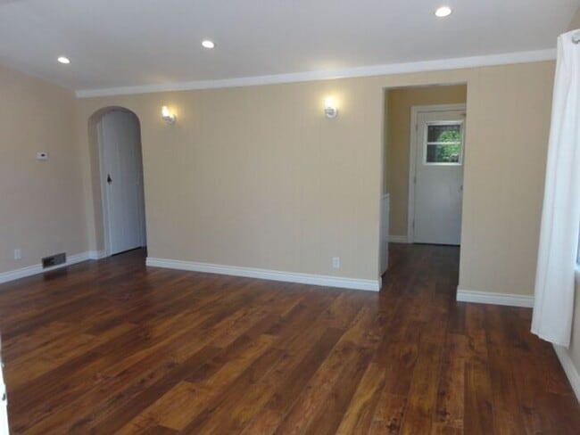 Foto del edificio - Nice 1 + 1 Detached Condo No. Hollywood
