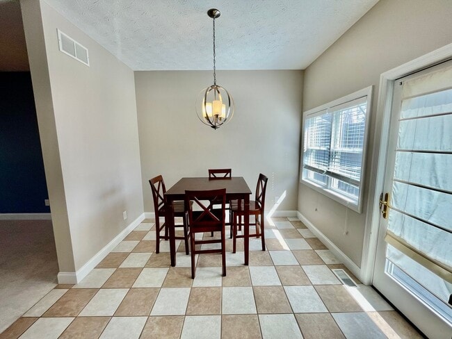Building Photo - 3 Bed 2 full and 2 1/2 Bath- Imperial PA