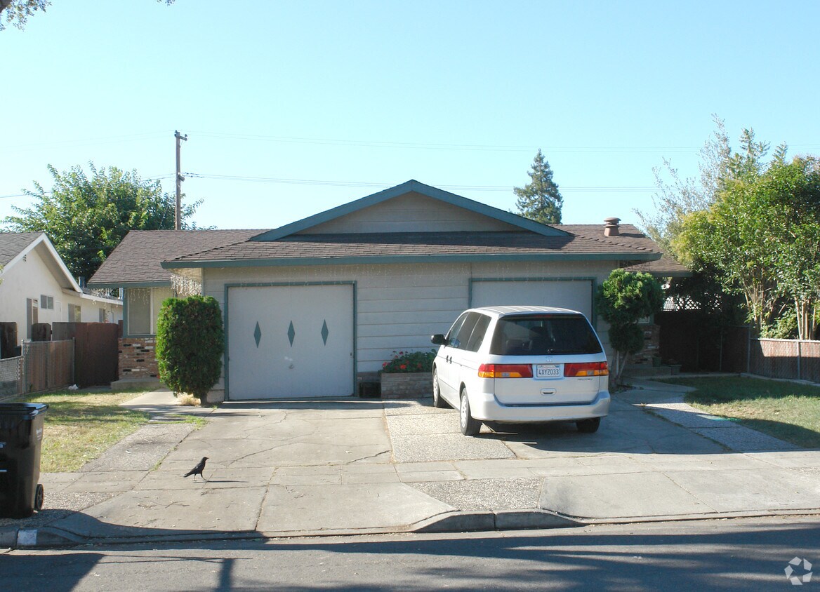 Primary Photo - 564-566 S Eden Ave