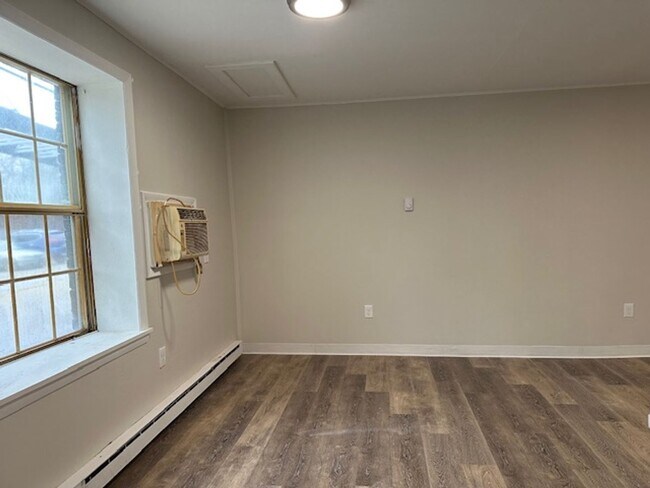 Building Photo - 113 Market St