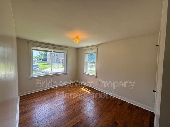Foto del edificio - 698 Smith Ave