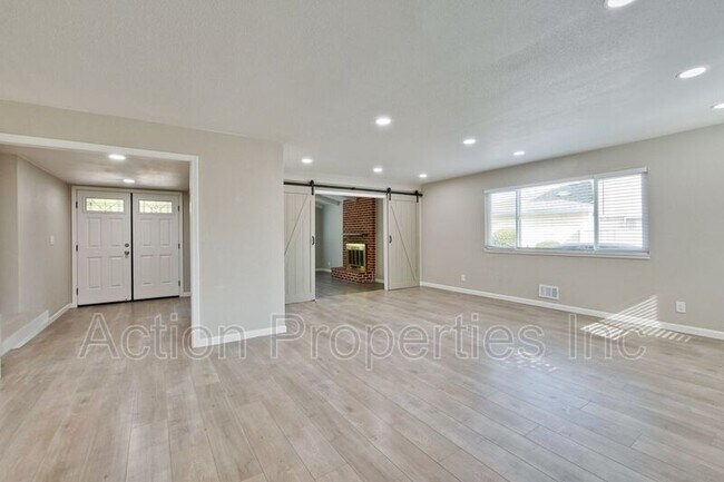 Foto del edificio - 560 Firloch Ave