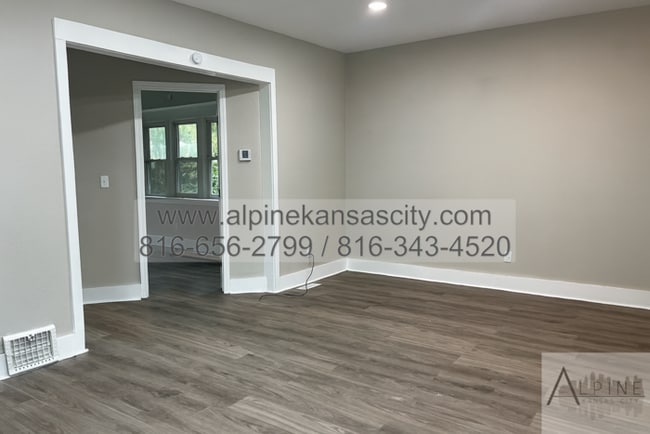Building Photo - Beautiful Midtown Rehab! Main Floor Primary!