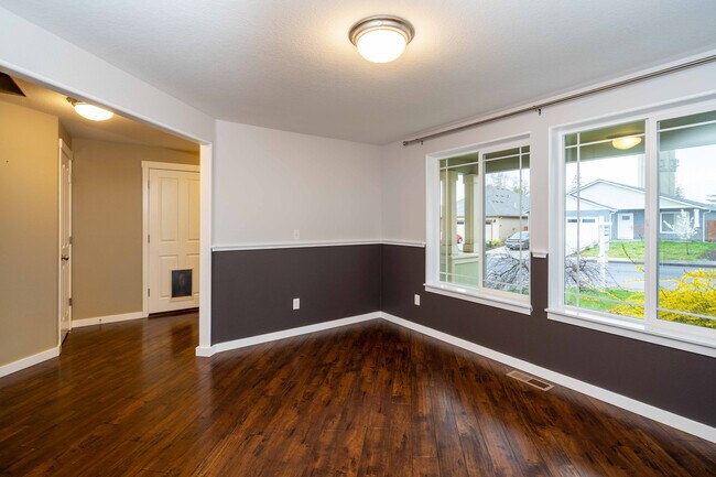 Foto del edificio - 3 Bedroom 2 Bath Single Level with Large F...