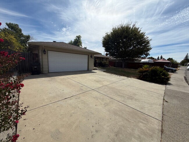 Building Photo - 4752 Crestview Dr