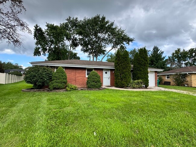 Building Photo - 305 N Brookshore Dr