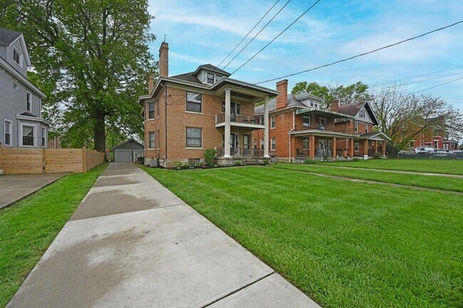 Building Photo - 2127 Slane Ave