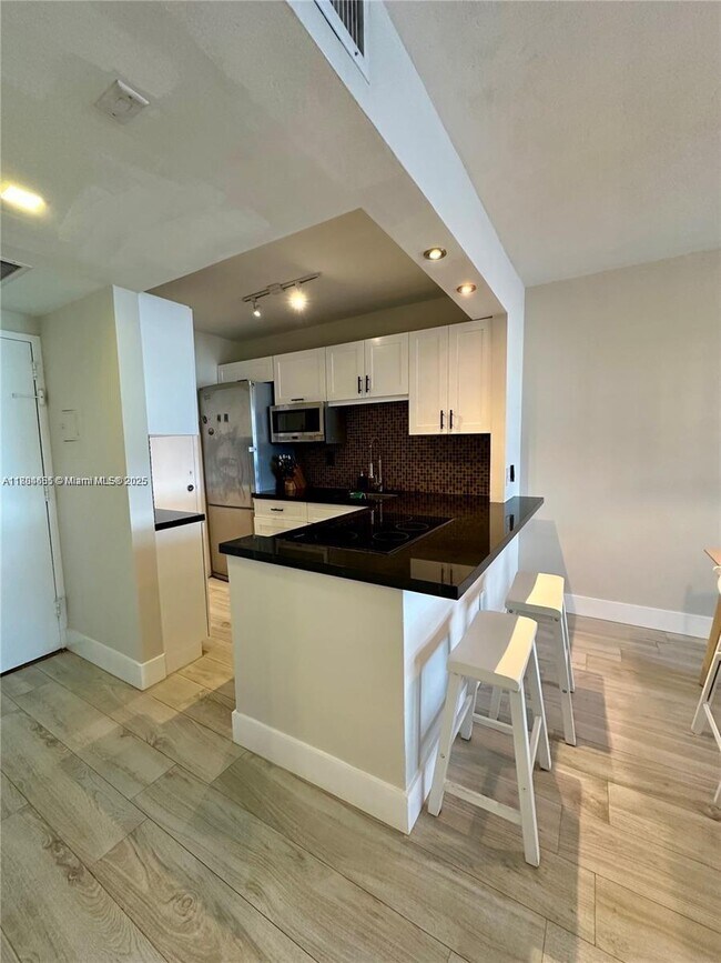Building Photo - 2899 Collins Ave