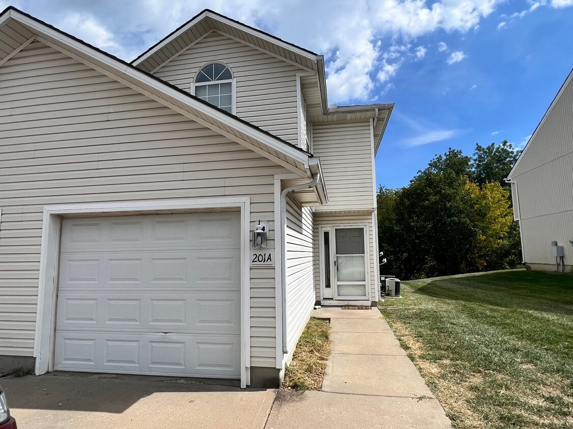 Primary Photo - Stunning townhome w/ outdoor Maintenance p...