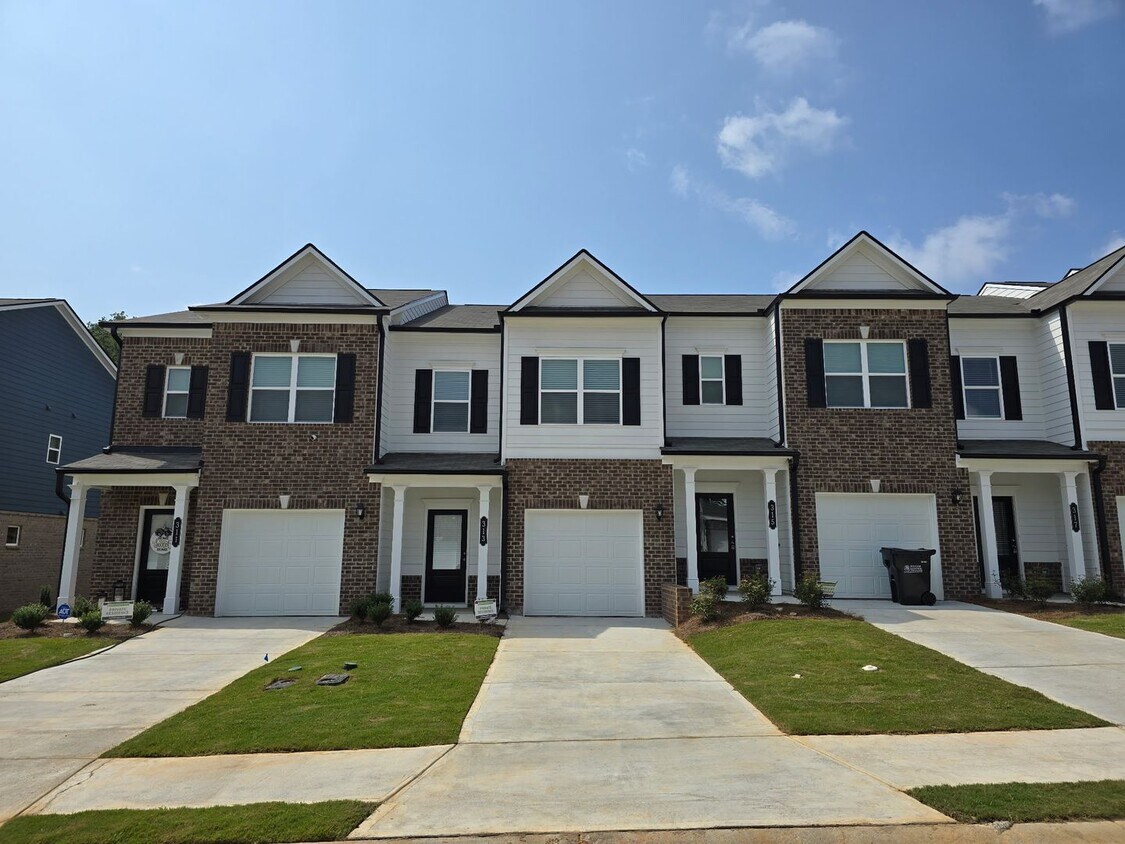 Foto principal - Brand new 3 bed 2.5 bath Townhome located ...