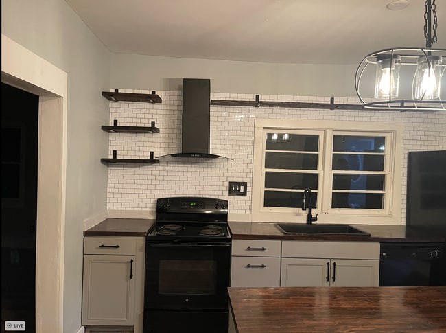 Building Photo - Charming 1930s 1-Bedroom House in Historic...
