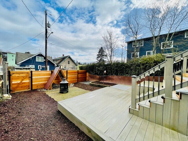 Foto del edificio - Renovated Craftsman Bungalow in Quiet Beac...