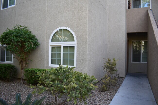 Entrada - 3145 E Flamingo Rd