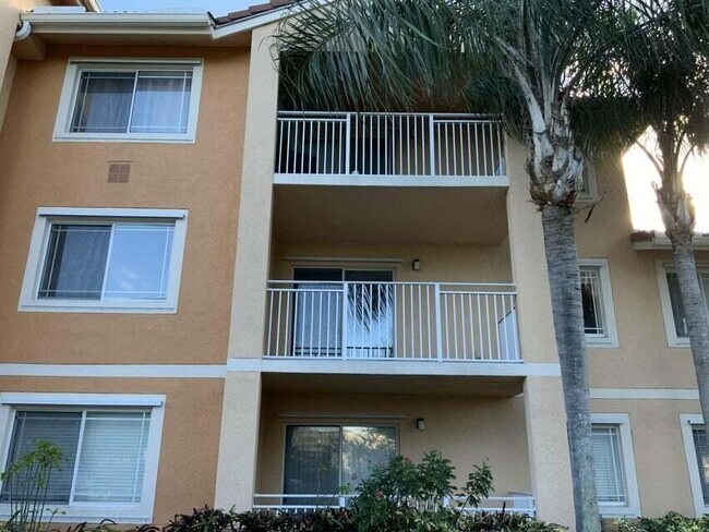 Building Photo - 291 SW Palm Dr