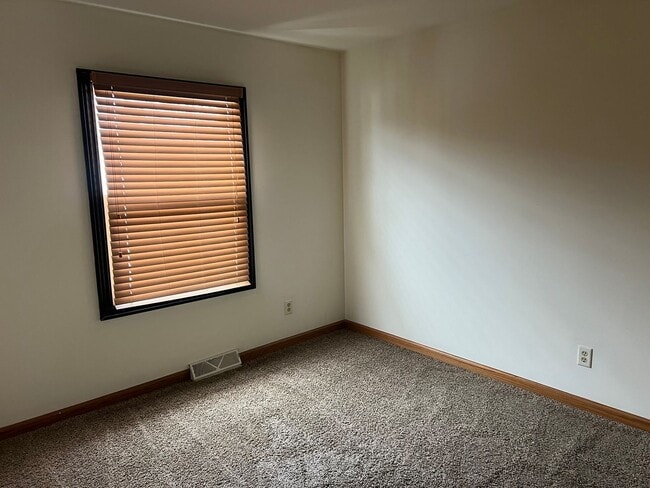 Building Photo - 1551 E Stonehenge Dr