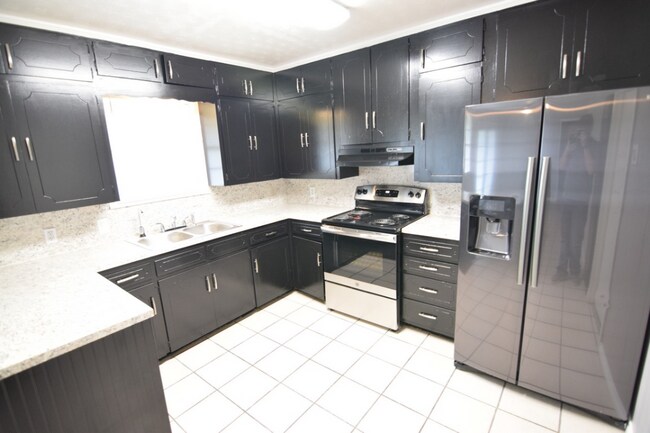 Building Photo - 3021 Shady Hill Dr
