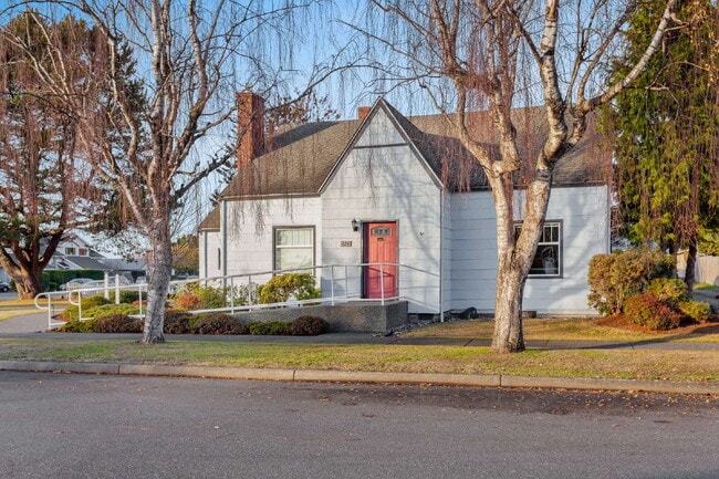 Building Photo - Spacious 4-Bed Home with Scenic Views near...
