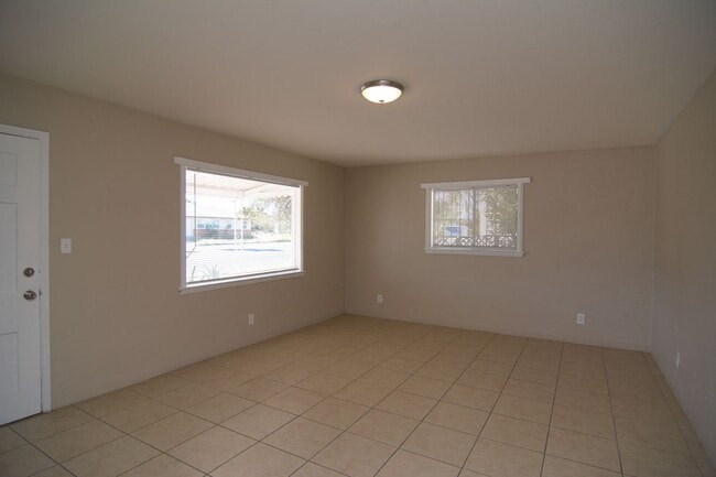 Building Photo - Charming 2 Bedroom 1 Bath Home! Close to the UofA!