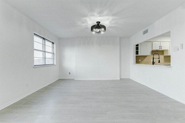 Building Photo - 2135 Casa Rio Cir