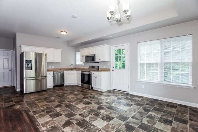 Building Photo - Spacious 2-Story Home in Charlotte