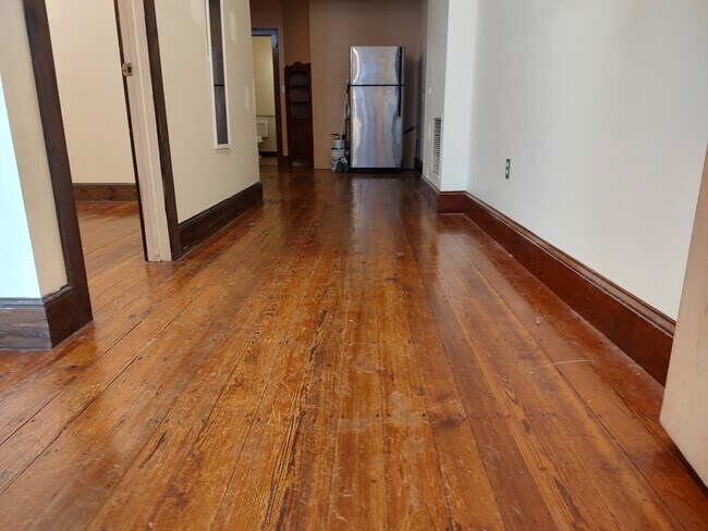 Building Photo - 3 Elm St