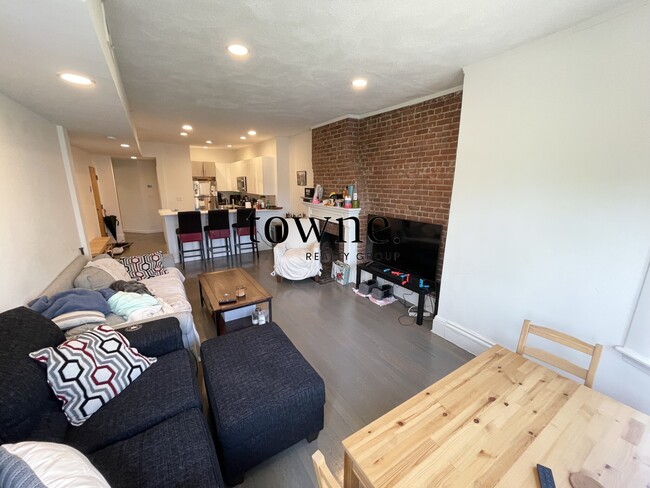 Building Photo - 1402 Beacon St